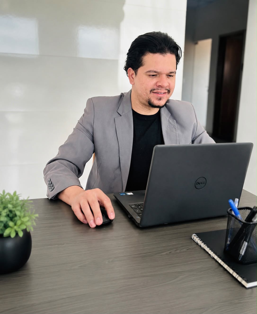 Alex Abreu trabalhando, atendendo clientes